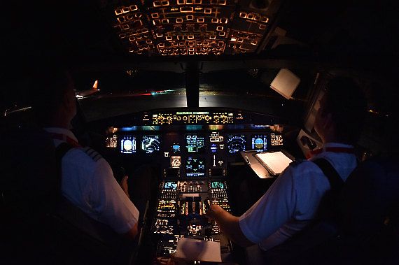 Piloten bei Nacht bei der Arbeit im Cockpit DSC_0501 Foto Huber Austrian Wings Media Crew