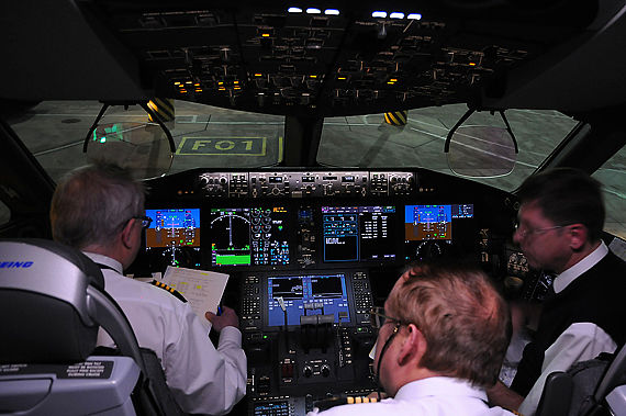 Boeing 787-8 Dreamliner Cockpit - Foto: Chris Jilli