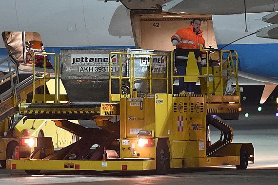 Jettainer Luftfracht Cargo Symbolbild Sujetbild Bodendienste Foto Huber Austrian Wings Media Crew