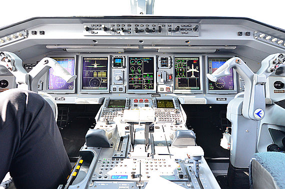Pilot im Cockpit LOT Polish Airlines Embraer E175 SP-LIE_1 Foto PA Austrian Wings Media Crew