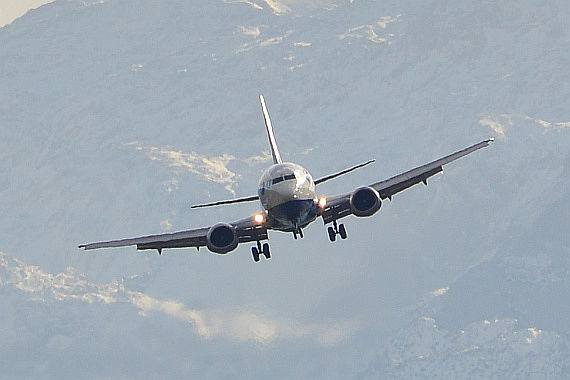 Boeing 737-400 British Airways Anflug mit Bergen Salzburg Symbolbild Sujetbild Verkehrsflugzeug Flugverkehr Luftverkehr Verkehrsluftfahrt Foto PA Austrian Wings Media Crew