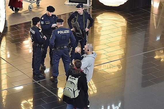 DSC_0656 Flughafenpolizei Foto Huber Austrian Wings Media Crew