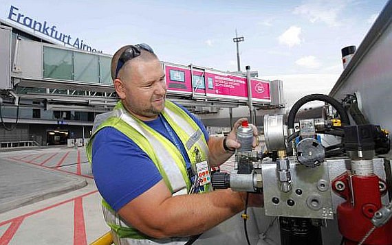 Flughafen Frankfurt Fraport Techniker bei der Arbeit am Vorfeld Foto Fraport