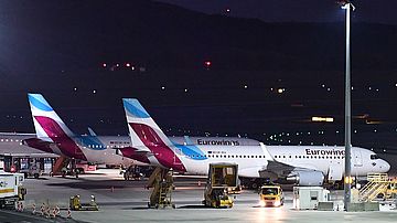 Nachtaufnahme Eurowings OE-IEU Airbus A320 am Flughafen Wien Foto Huber Austrian Wings Media Crew