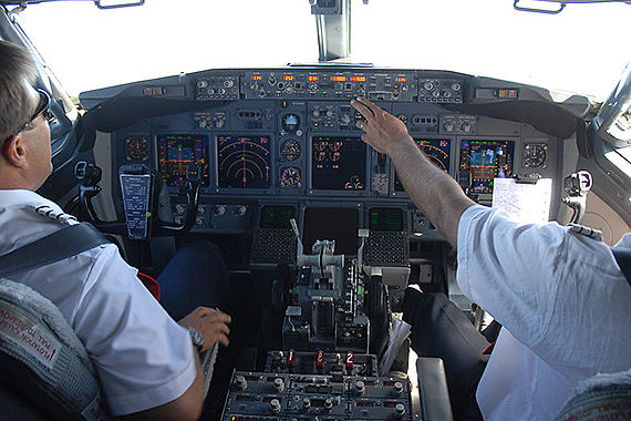 Piloten bei der Arbeit im Cockpit einer boeing 737-800_1 Foto PA Austrian Wings Media Crew