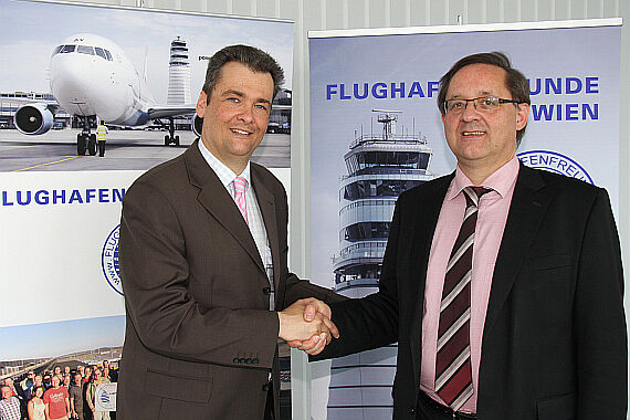 Martin Dichler (links) mit dem neuesten Mitglied der Flughafenfreunde Wien, Dr. Günther Ofner - Foto: Flughafenfreunde Wien