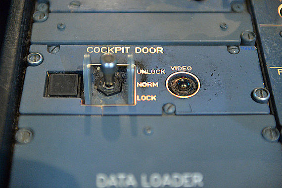 004 Cockpit Door Lock Switch Foto Huber Austrian Wings Media Crew