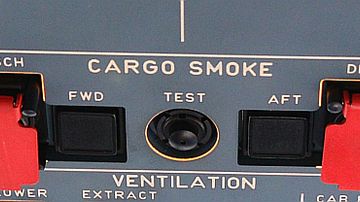 Cargo Compartement Frachtraum Feuerlöscher Smoke Detector Rauchmelder Symbolbild Sujetbild Foto PA Austrian Wings Media Crew
