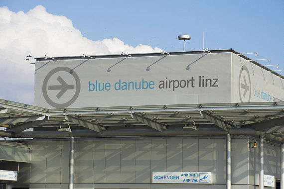 Flughafen Linz Schild - Foto Austrian Wings Media Crew