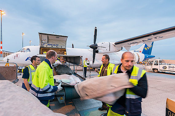 ATR der Farnair am Cargo Center in BER