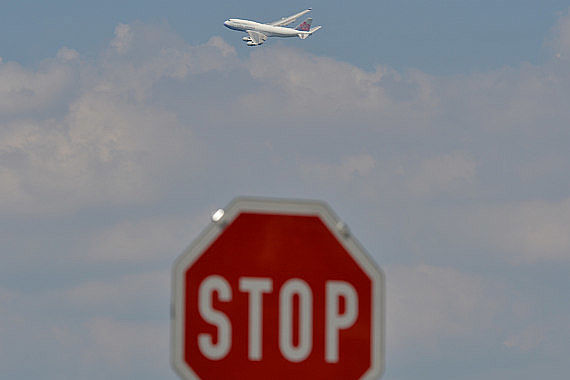 Fluglärm Stopp Stop Flugverkehr Belastung Symbolbild Sujetbild Foto Huber Austrian Wings Media Crew