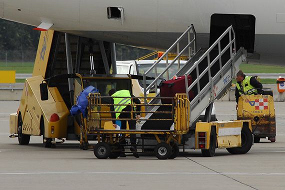 Lader Vorfeldmitarbeiter Koffer Gepäck Verladung Foto PA Austrian Wings Media Crew