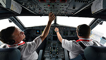 Peter Uhl Gregor Uhl Piloten bei der Arbeit im Cockpit Symbolbild Sujetbild Foto PA Austrian Wings Media Crew