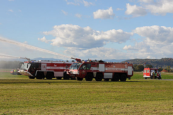 Notfallübung Flughafen Graz 2013 Flughafenfeuerwehr Panther Credit GRZ