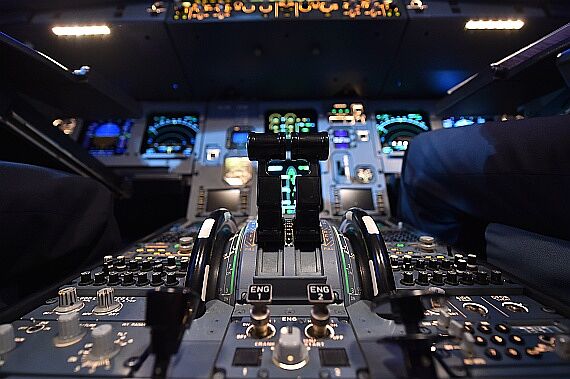 Symbolbild Sujetbild Cockpit Piloten bei der Arbeit Foto Huber Austrian Wings Media Crew