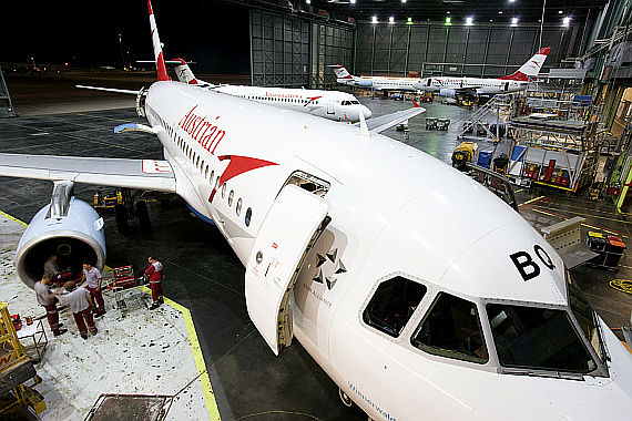 Techniker von AUA-Technik bei der Arbeit an Flugzeugen im Hangar - Foto: Cellent / AUA