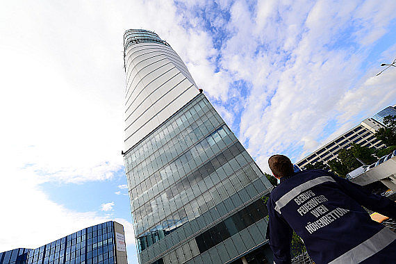 Berufsfeuerwehr Wien Tower Flughafen Wien Höhenrettung Übung Foto PA Austrian Wings Media Crew_7