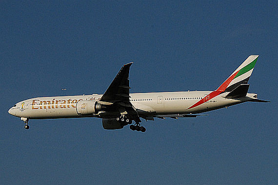 Emirates Boeing 777-300ER mit Fifa Brasil Sticker A6-EBJ Foto I. Krebs