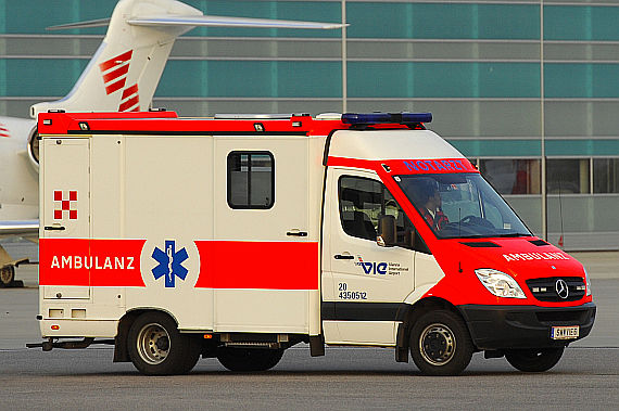 Rettungsdienst Notartzwagen NAW Flughafen Wien Ambulanz Flughafenambulanz Symbolbild Sujetbild Foto PA Austrian Wings Media Crew