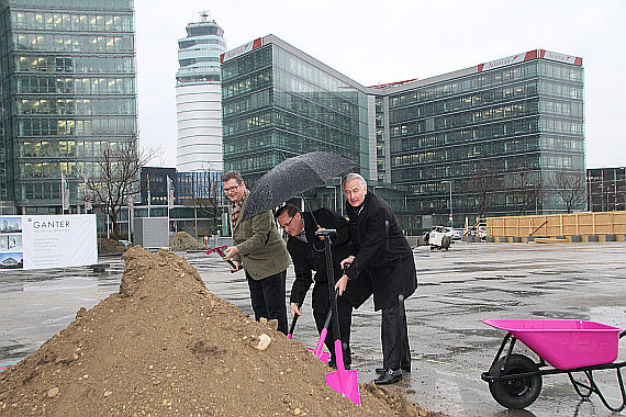 Spatenstich Moxy-Hotel am Flughafen Wien; Markus Lehnert, Günther Ofner, Klaus Kluth - Foto: Aig / Austrian Wings Media Crew