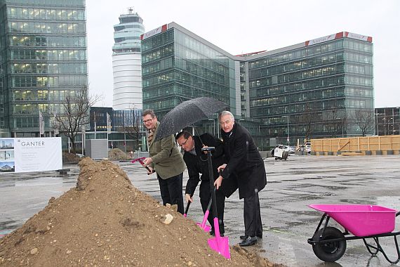 Spatenstich Moxy-Hotel am Flughafen Wien; Markus Lehnert, Günther Ofner, Klaus Kluth - Foto: Aig / Austrian Wings Media Crew