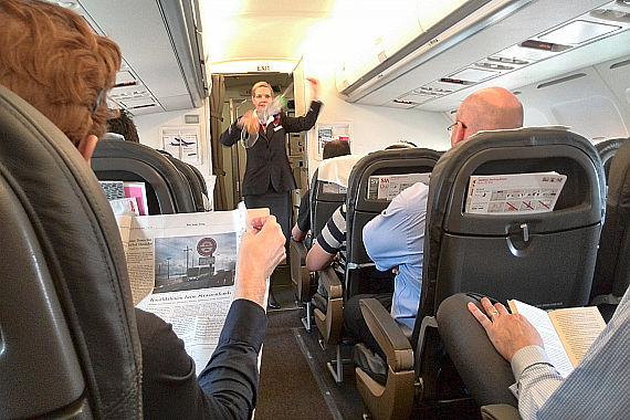 SWISS Safety Demo, Passagiere lesen währenddessen (2), Avro RJ100 - Foto: Austrian Wings Media Crew