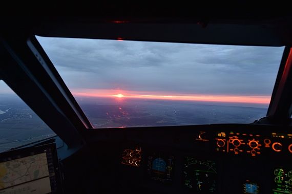 Symbolbild Sujetbild Cockpit Flugverkehr Piloten A320 Sonnenaufgang Foto Huber Austrian Wings Media Crew