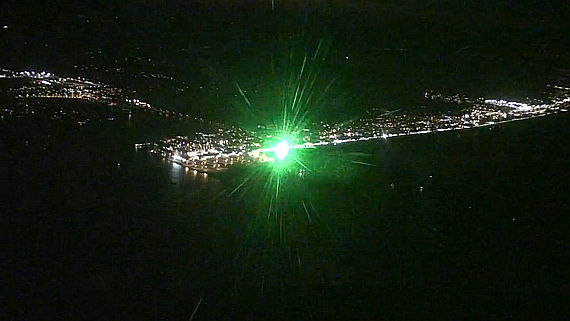 Laserpointer-Blendung eines Piloten - Screenshot YouTube