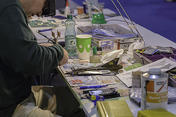 Modellbaumesse 2013 Modellbauer bei der Arbeit am Draken MDobrozemsky