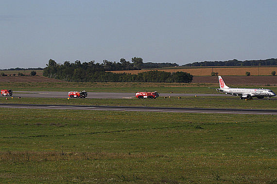 NIKI Flughafenfeuerwehr 61 OE-IXF Niki Emb190