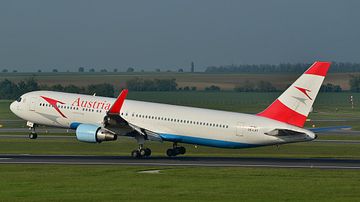 AUA Austrian Airlines Boeing 767-300ER OE-LAT beim Touchdown Piste 16 Foto PA Austrian Wings Media Crew