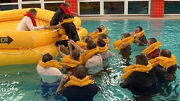 A-S-N Workshop Notwasserung "Ditching" - Praxistraining mit Schwimmweste und Life Raft (Foto/Frame: V-I-P.tv)