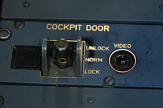 001 Cockpit Door Lock Switch Foto Huber Austrian Wings Media Crew