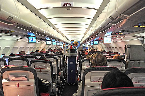 Passagiere in der Kabine eines AUA Austrian Airlines Airbus A321 Flugbegleiterin Stewardess bei der Arbeit Bordservice Symbolbild Sujetbild Foto PA Austrian Wings Media Crew