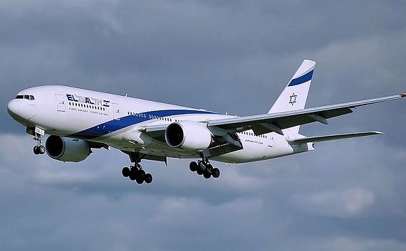 Boeing 777 von El Al Israel Airlines im Landeanflug - Foto: Adrian Pingstone / Wiki Commons