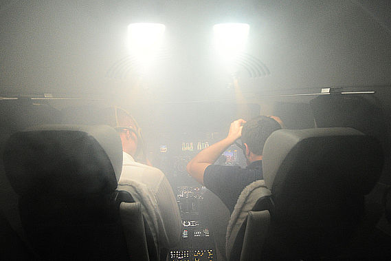 Rauch im Cockpit Smoke in the Cockpit Crew legt Sauerstoffmasken an Symbolbild Sujetbild Simulator - Foto: PA / Austrian Wings Media Crew