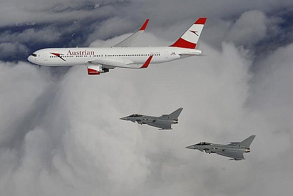 AUA Austrian Airlines Boeing 767-300ER OE-LAZ neue Farben Abfangübung 02032016 mit Eurofighter des Bundesheeres_003
