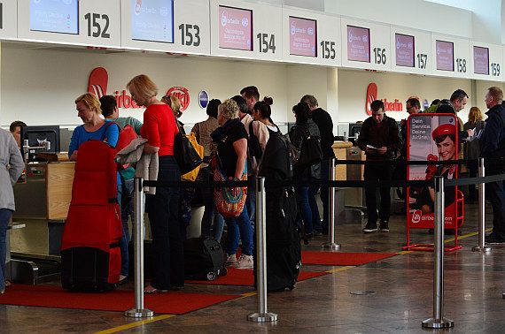 Flughafen Wien Passagiere Check-In Air Berlin NIKI Symbolbild Sujetbild Foto PA Austrian Wings Media Crew