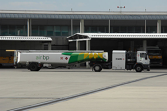 Kerosin Air bp, Airbp Tankwagen Tanklastzug Treibstoff Flugzeugtreibstoff Foto PA Austrian Wings Media Crew