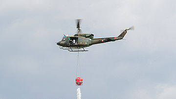 Airpower 2013 AB 212 Bundesheer Löscheinsatz Löschwasserbehälter PHuber