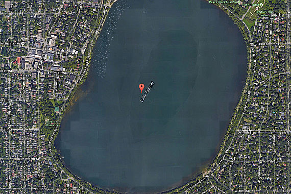 "Geisterflugzeug" im Lake Harriet - Screenshot Google Maps