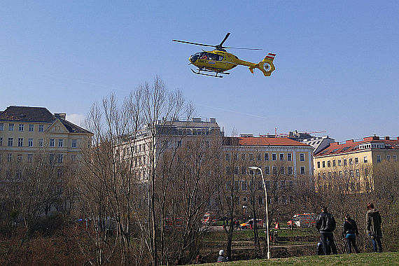 Christophorus 9 im Einsatz beim Donaukanal - Foto: Aigner / Austrian Wings Media Crew