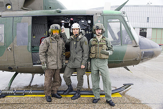 Die Hubschrauberverbände des Bundesheeres sind einsatzbereit, hier eine Crew vor ihrer AB 212 - Foto: Bundesheer
