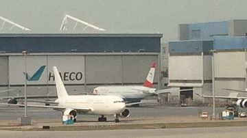 AUA Austrian Airlines OE-LPE Technik in Hongkong Foto Sebastian Pass