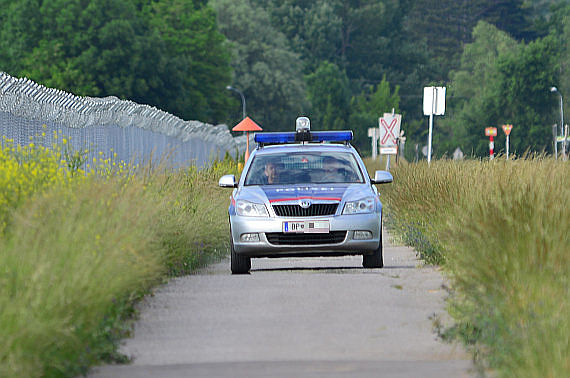 Flughafenpolizei Zaun Foto PA Austrian Wings Media Crew
