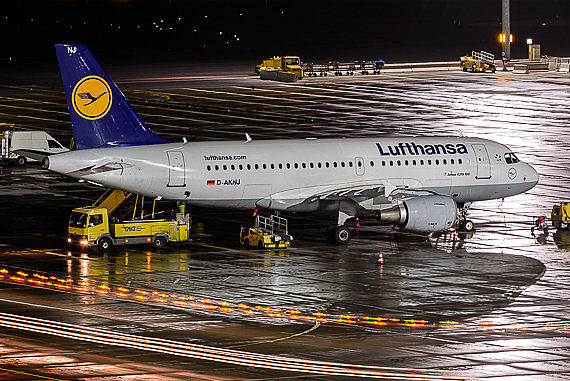 Lufthansa Airbus A319 D-AKNJ Nachtaufnahme Foto Markus Dobrozemsky