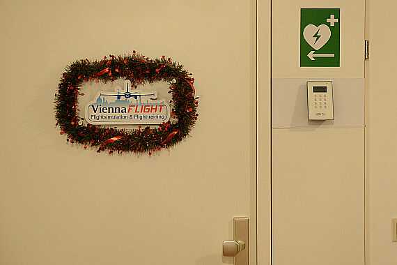Viennaflight Halbautomatischer Defibrillator AED Symbol Foto PA Austrian Wings Media Crew