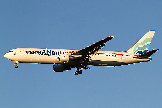 Die Boeing 767, CS-TFS, der EuroAtlantic mit den österreichischen Blauhelmen an Bord bei der Landung in Wien - Foto: Thomas Ranner