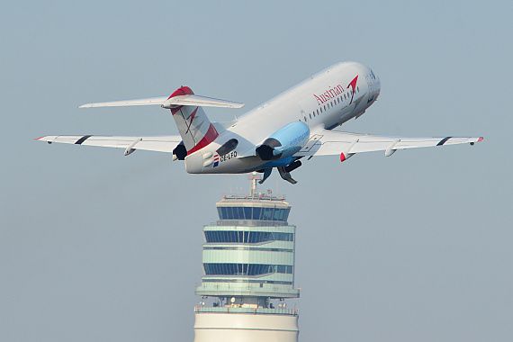 AUA Austrian Airlines Fokker 70 Steigflug mit Tower Verkehrsflugzeug Luftverkehr Flugverkehr Symbolbild Sujetbild Foto PA Austrian Wings Media Crew
