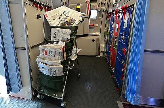 Zeitungstrolley in der GAlley Foto PA Austrian Wings Media Crew